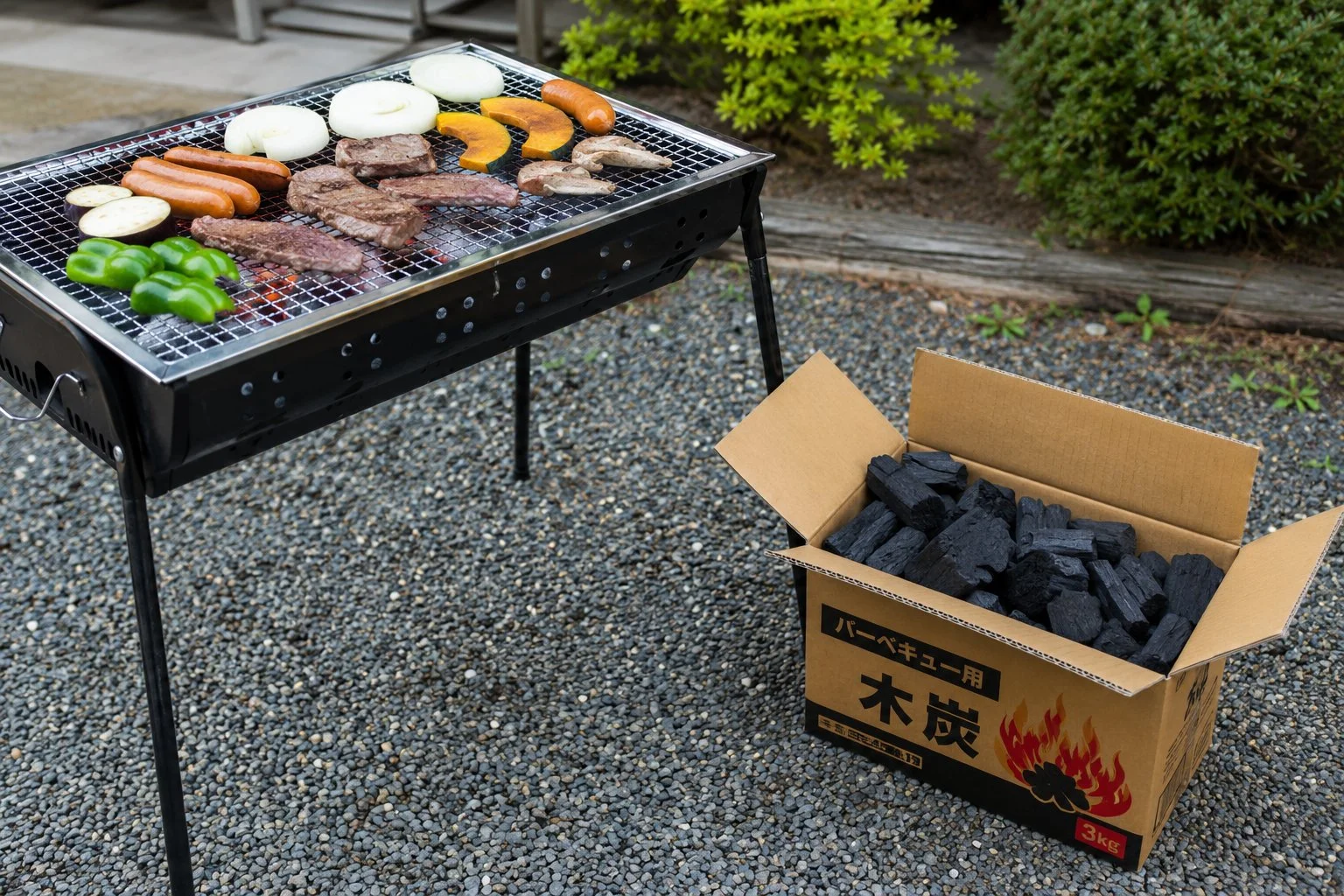 宿泊者1グループに炭3kgプレゼント